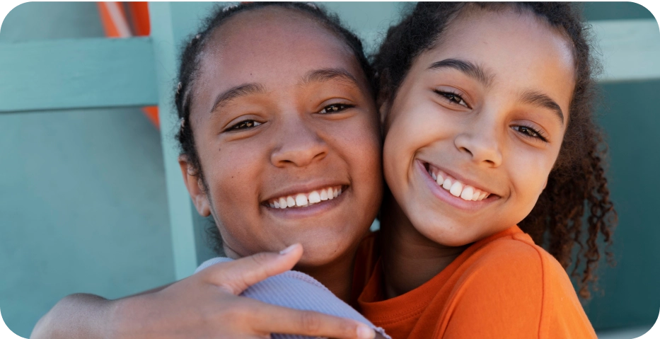Meninas com saúde se abraçando